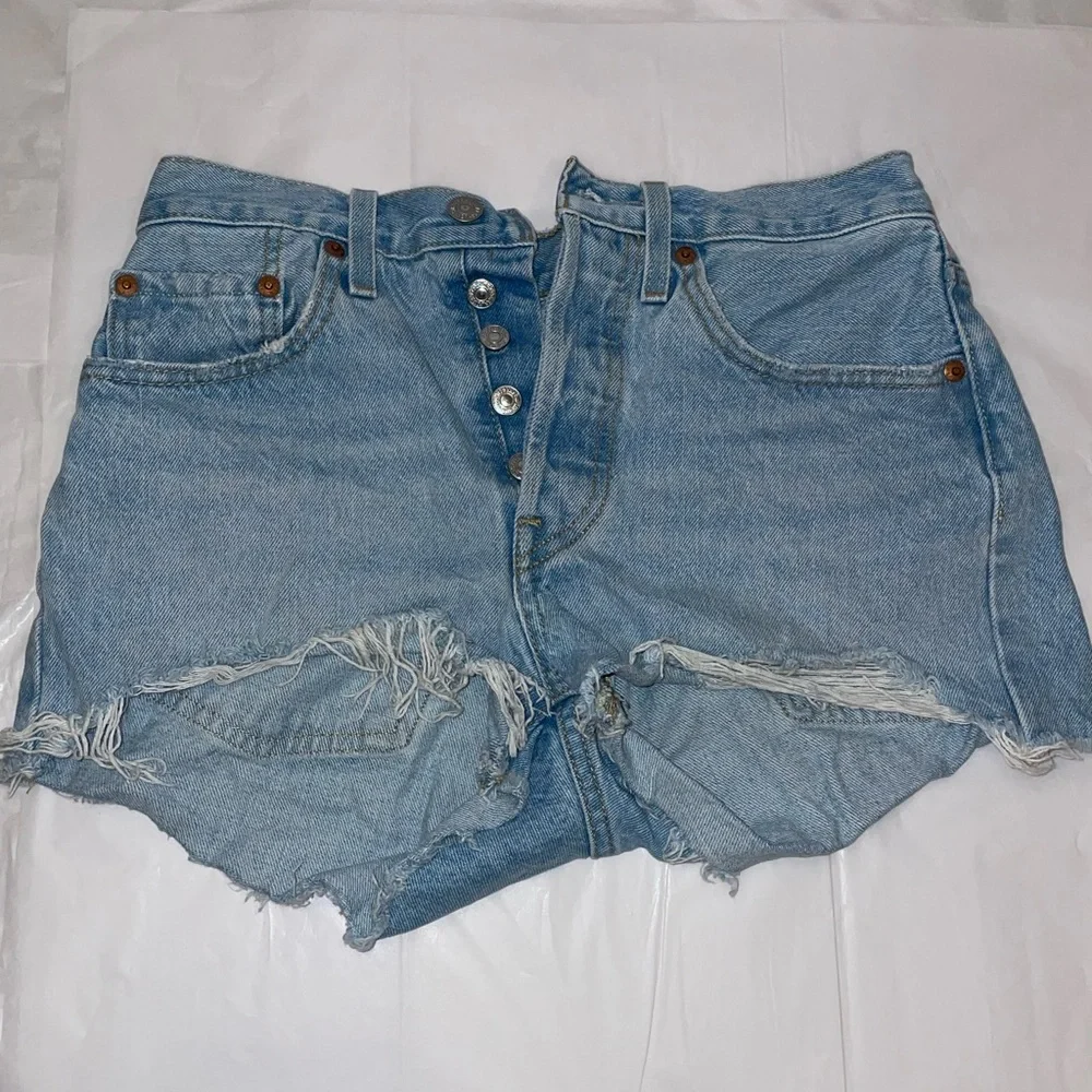 LEVIS HIGH RISE RIPPED SHORTS SIZE W26 - Picture 3 of 6